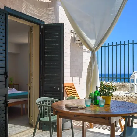 Punta Correnti Seaview Apartments, Castro Marina 게스트하우스 카스트로