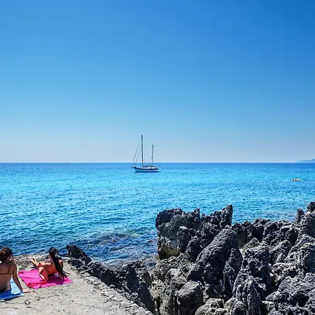 Punta Correnti Seaview Apartments, Castro Marina 게스트하우스 카스트로