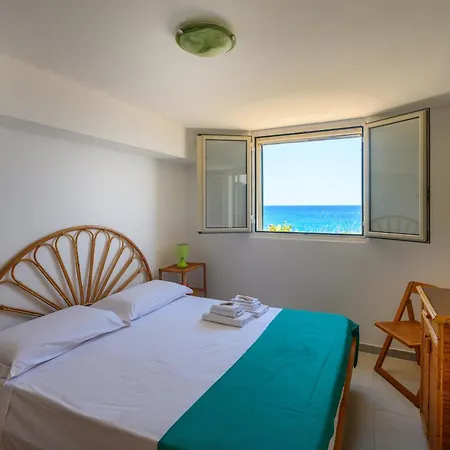 Punta Correnti Seaview Apartments, Castro Marina 4*