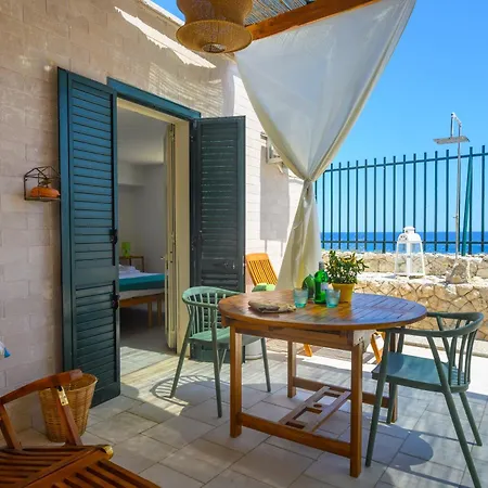 Punta Correnti Seaview Apartments, Castro Marina 게스트하우스 카스트로